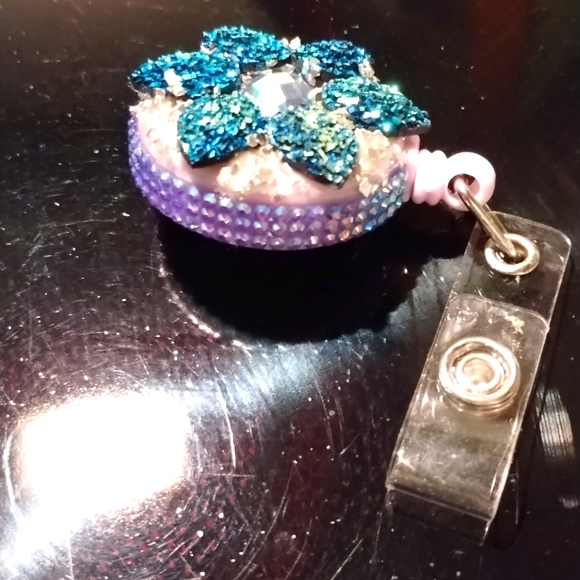 Retractable name badge holder - Picture 1 of 3